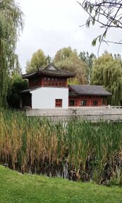 kleiner Teich mit chinesischem Haus auf Insel