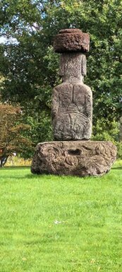 Rasenfläche mit Steinskulptur